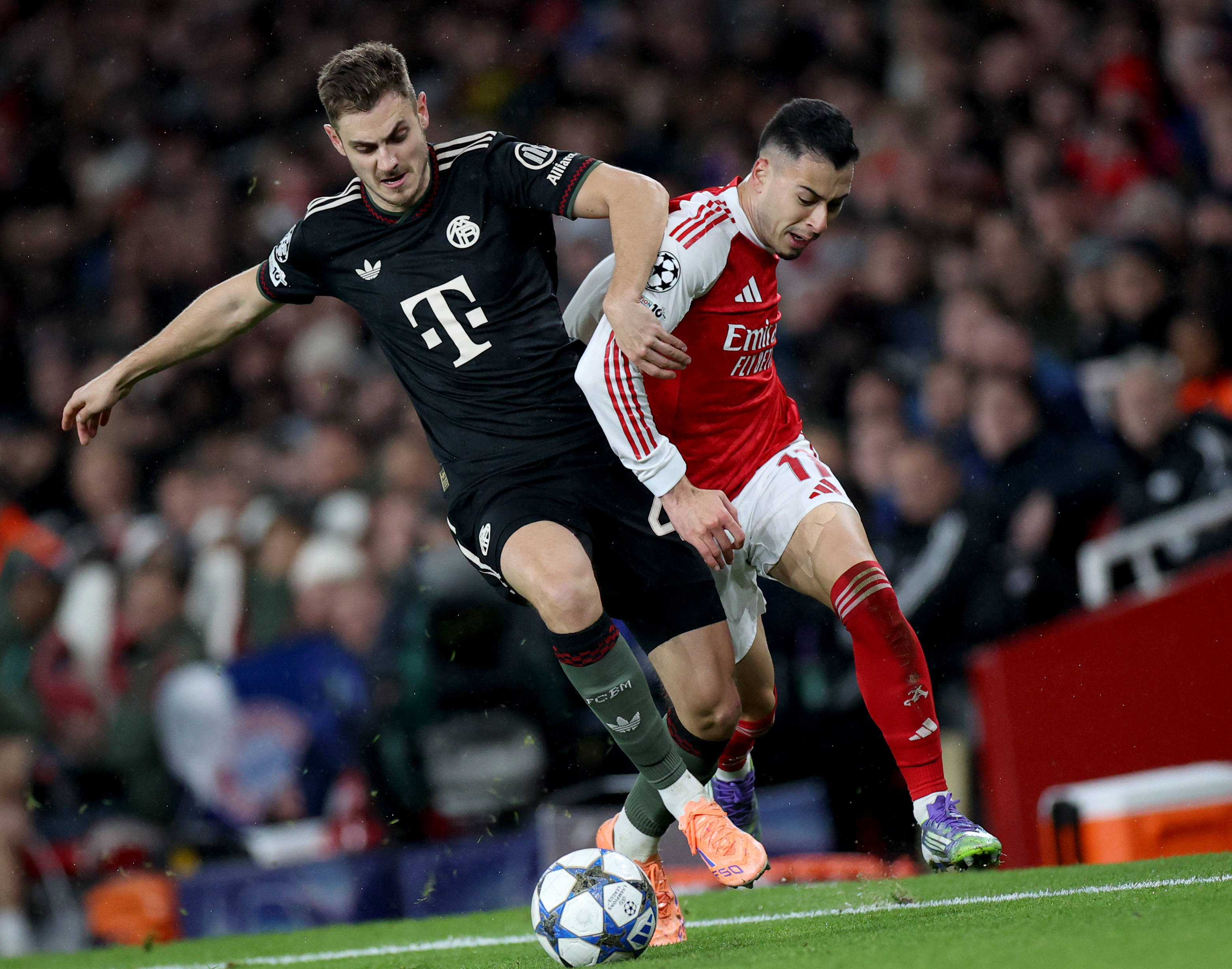 克媒：汉堡进行球衣慈善拍卖，18岁武斯科维奇球衣成标王