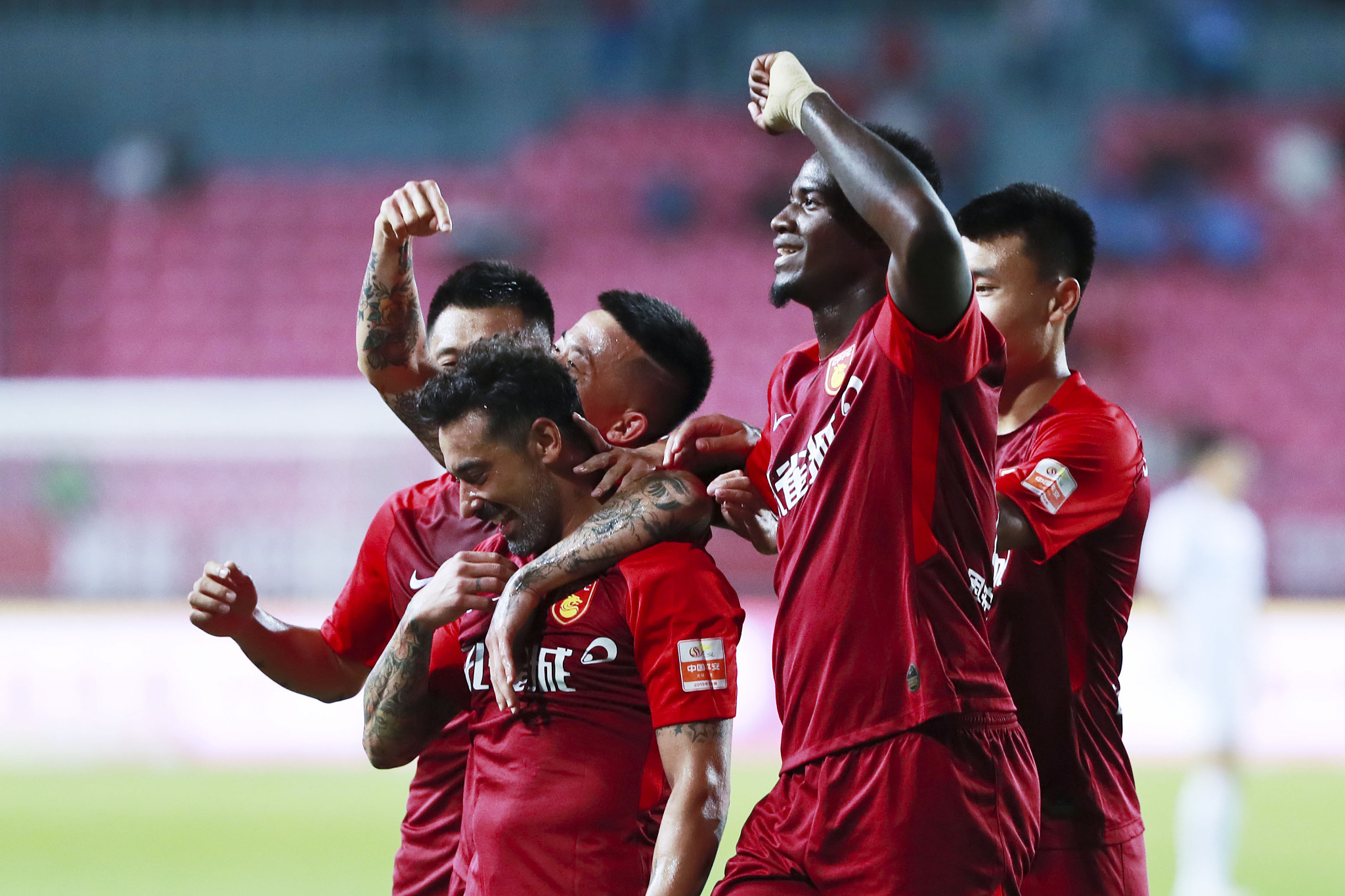 记者：穆斯卡特并不是被“气”走了，他是抽空去上了个厕所