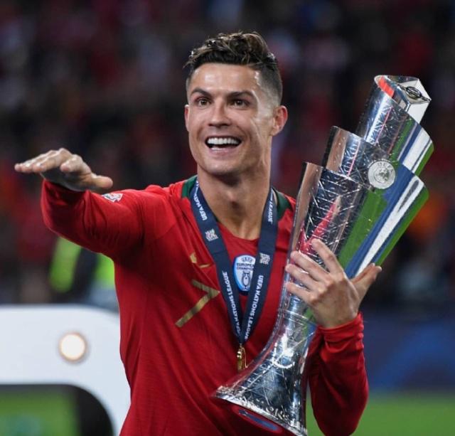 上海申花续约斯卢茨基，欲在亚冠和巴西引援中提升竞争力，期待其带领球队争冠。