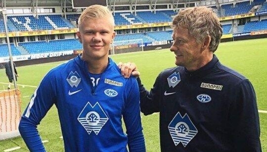 记者：汶马探赛后与海港助教约翰交换队服，两人曾在横滨合作