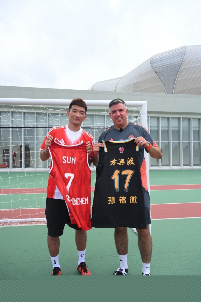 冠军捧杯时刻！这张合影里，有国乒三连冠的荣光，更有竞技体育的热血与温情！