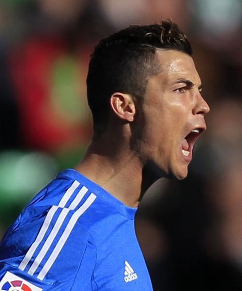 罗马诺：迪萨西被推荐给了巴萨，但若想要完成转会交易，球员必须永久转会（罗马诺：迪萨西获荐巴萨，若想成行须以永久转会达成）